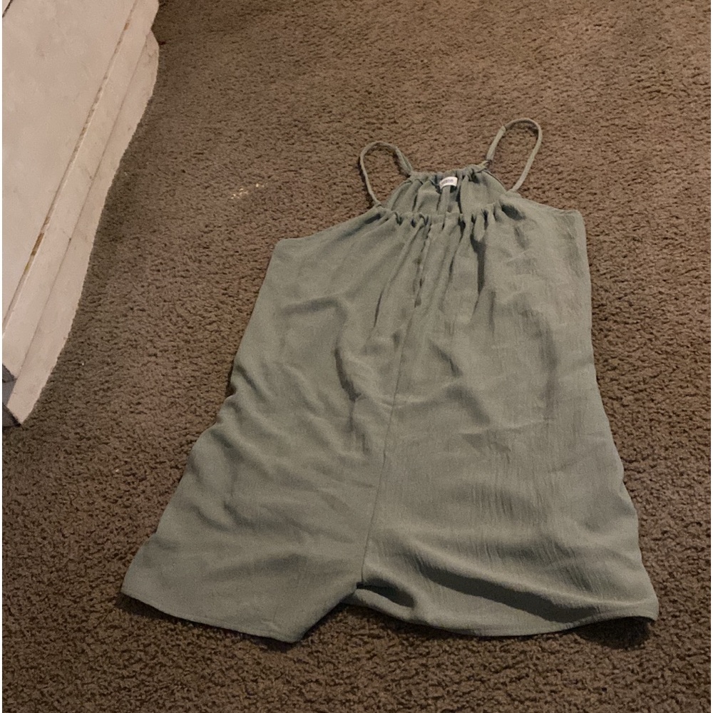 I’m sealing a jump suit never been worn just got bought for me